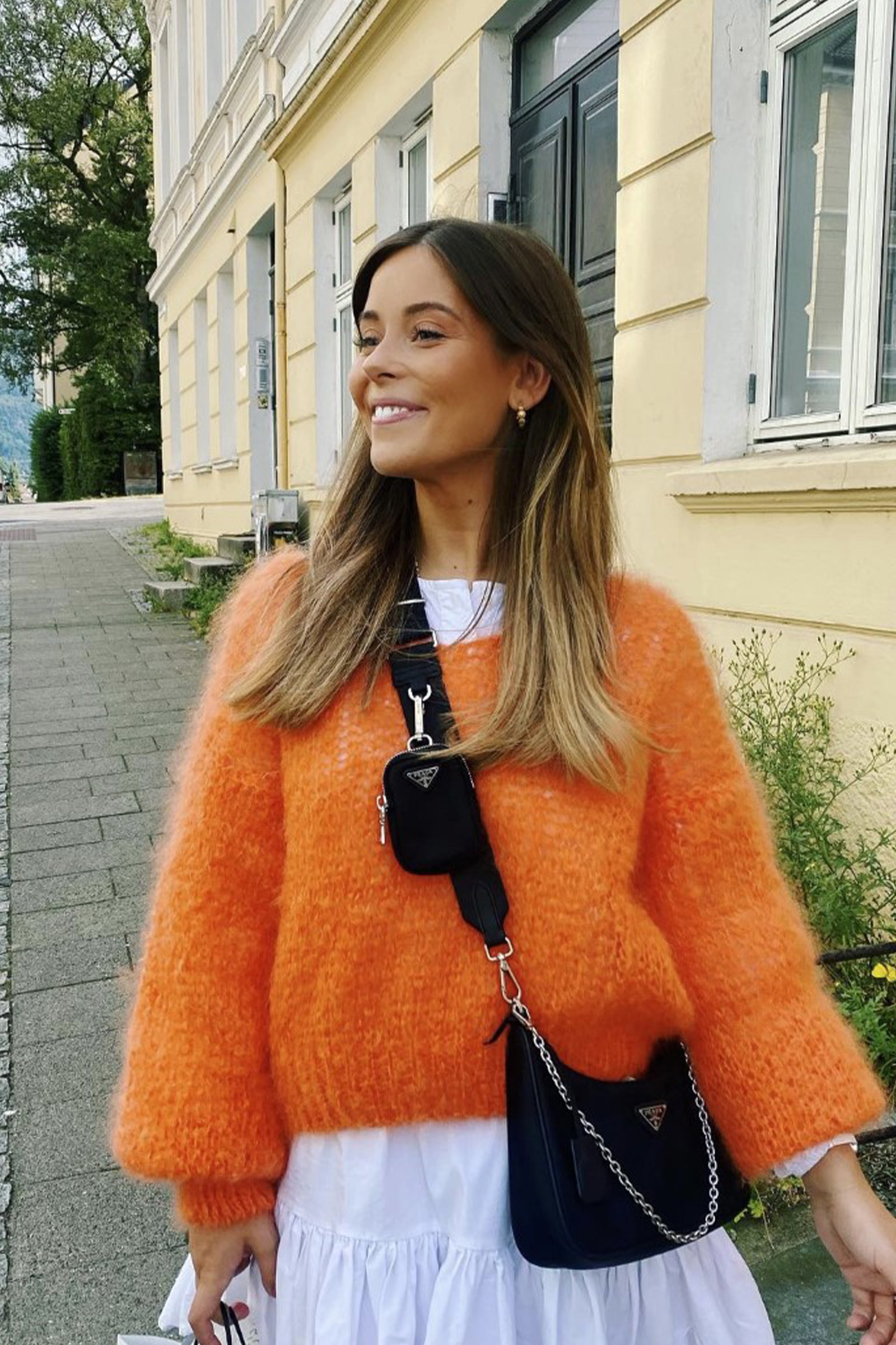 modell med milana oransje genser