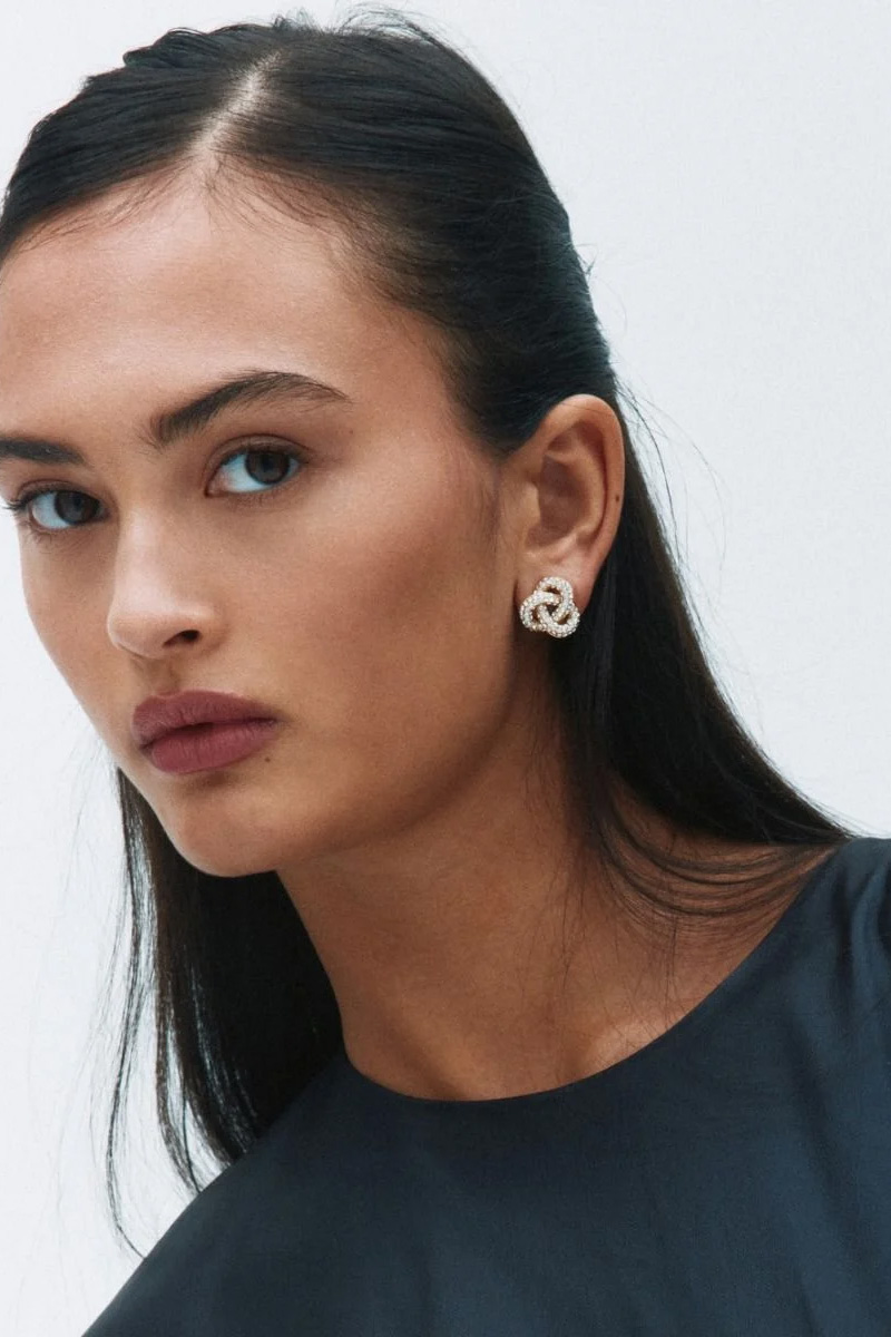 Infinity Knot Sparkle Studs L Gold - Bilde 2