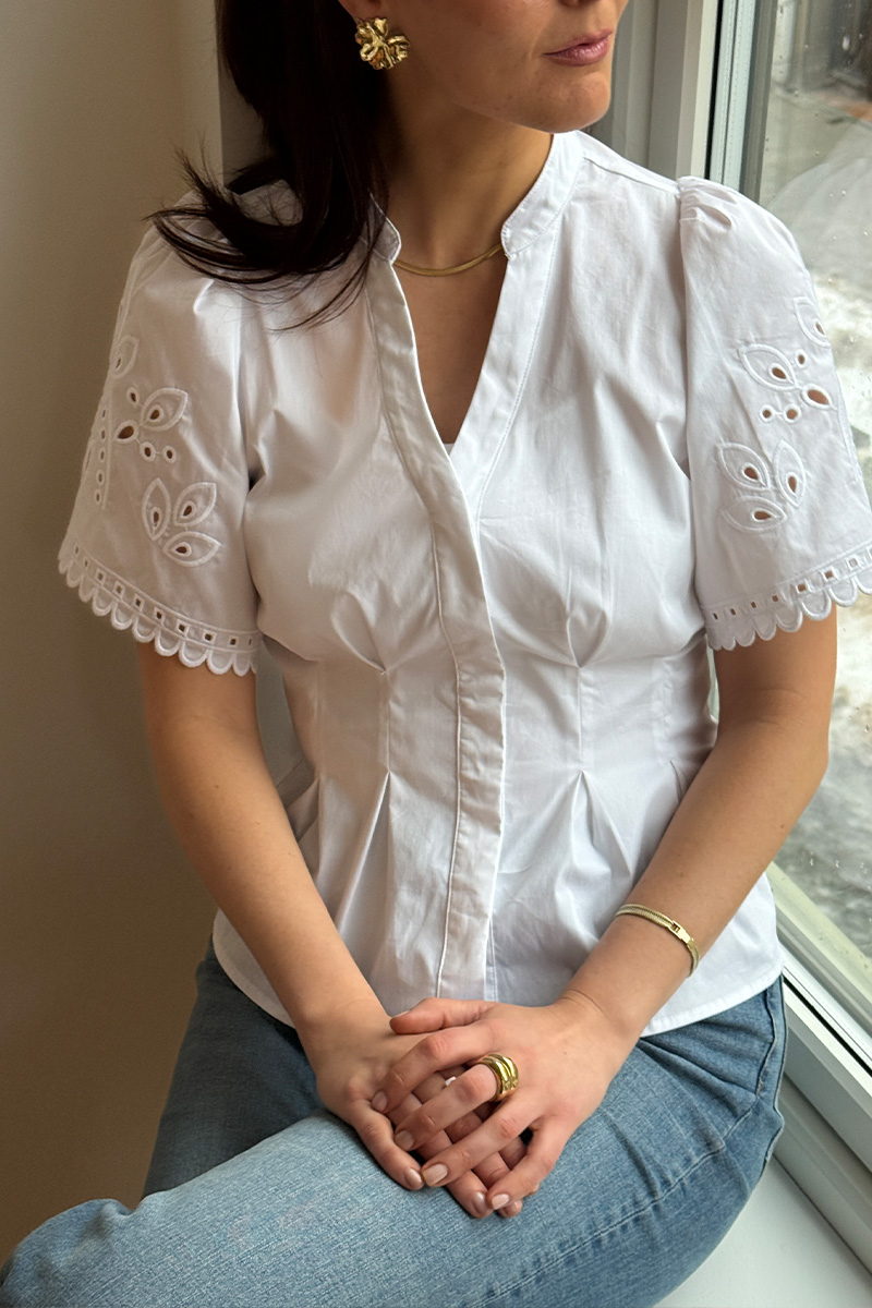 PoppyCC Emb SS V-Shirt White - Bilde 2